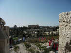 А напротив Яффских ворот расположены самые старые (1891 г.) еврейские районы Нового Иерусалима: Ямин-Моше (слева) и Мамилла (справа). Ямин-Моше был построен на средства британско-еврейского благотворителя Моисея (Моше) Монтефиоре. 
В переполненном Старом городе в это время свирепствовала холера, но все равно мало кто решался поселиться вне Старого города, несмотря на окружавшую новый район стену и ворота, на ночь запиравшиеся на замок — в округе свирепствовали банды бедуинов. И только, когда эпидемия усилилась, в Ямин-Моше потянулись перепуганные евреи.

Много маленьких куполов — это торговый центр Мамилла Молл с множеством бутиков, ресторанов и пр. А за ним возвышается самый престижный отель Иерусалима Царь Давид, сооруженный еще во времена британского мандата. Именно здесь по приезду останавливаются звезды и президенты.
