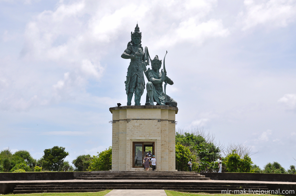 В самом центре полуострова, красуется огромный монумент Арджуны и Кришны. Бали, Индонезия