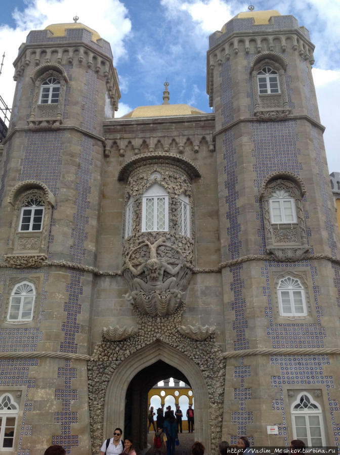 Ворота Дворца Пена с Тритоном, сидящим на гребне волны из кораллов и раковин. Синтра, Португалия