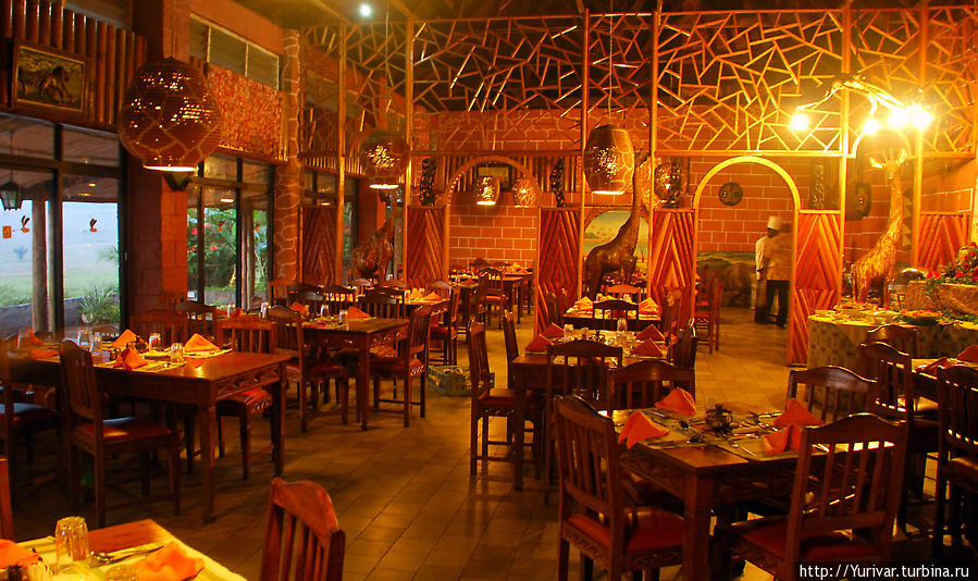 В ресторане Lake Nakuru Lodge Озеро Богория, Кения