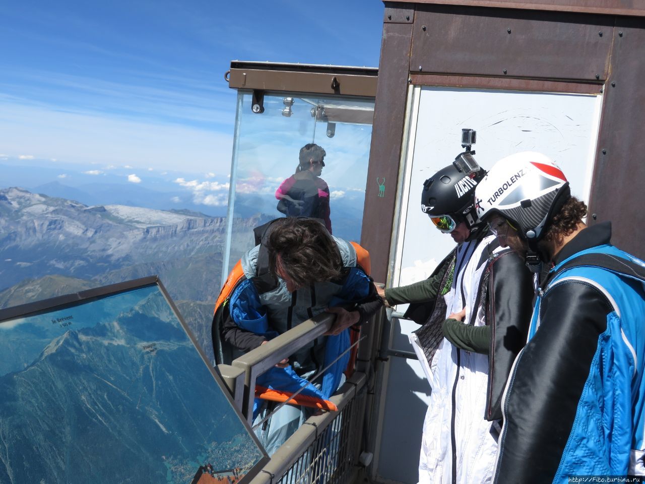 Прыжок  с Эгюий дю Миди (3842 м) Шамони, Франция