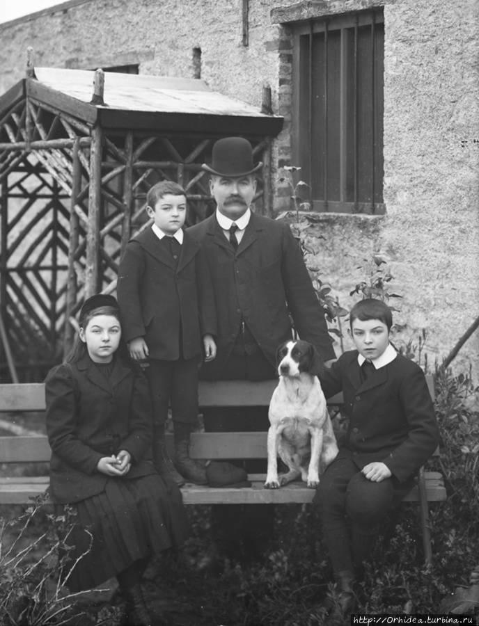 Томас Пауэр с детьми и собакой. Дангарван, графство Уотерфорд. 1906 год. Ирландия