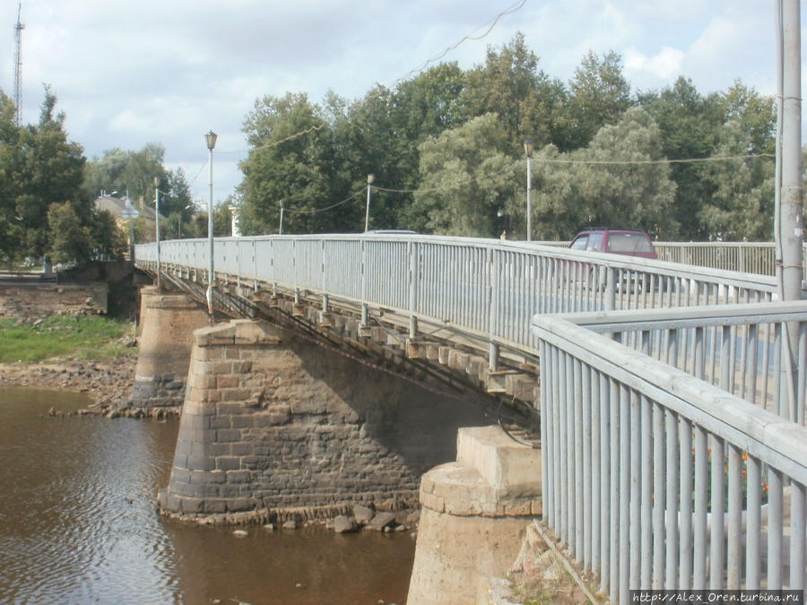 Живой мост. Опоры моста поставлены в 1830. Старая Русса, Россия