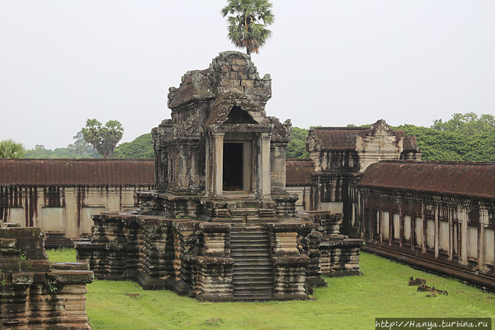 Северо-восточная библиотека Ангкор Вата Ангкор (столица государства кхмеров), Камбоджа