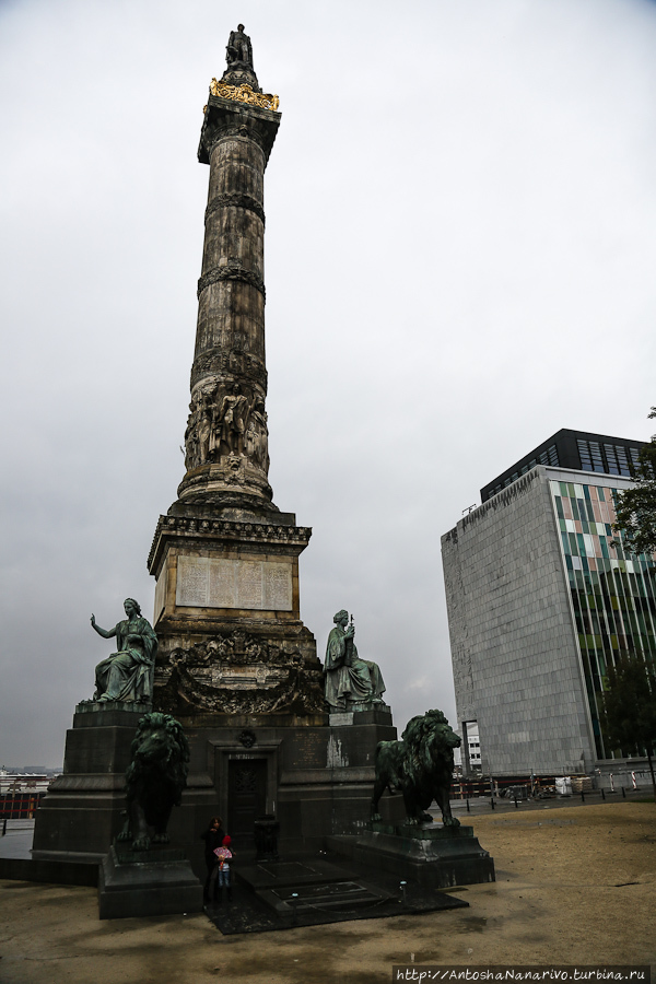 Колонна Конгресса со статуей короля Леопольда I наверху. Брюссель, Бельгия