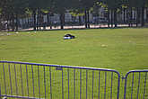 Цетр Парижа, БОМЖ спит прямо на газоне. Утро.