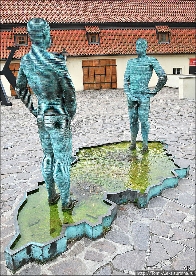 Прага еще, кроме всего прочего, удивляет своими нестандартными скульптурными композициями. То, что в какой-нибудь другой столице вызвало бы бурю возмущений, — здесь воспринимается абсолютно спокойно. Это современное чешское искусство, господа, — фонтан во дворе музея Кафки...

Продолжение прогулки по Праге — в части 2
* Прага, Чехия
