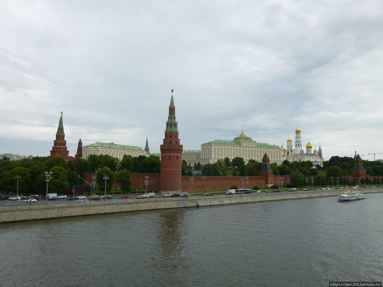 Впадение неглинки в москву реку. Вид на кремль с большого москворецкого моста. Москворецкий мост в москве. Река вокруг кремля. Москва река рядом магазины.