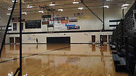 Большой зал для баскетбола, вдоль стен сложеные трибуны, раскладываются за пять минут переключением тумблера