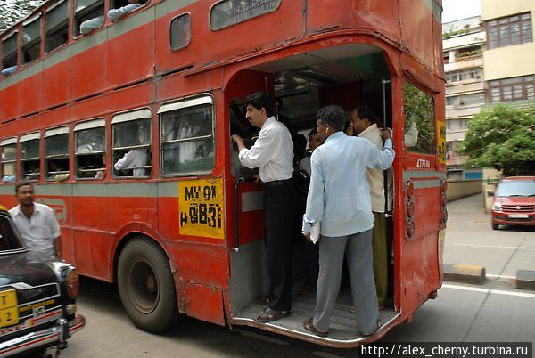 Двери в автобусах всегда открыты Мумбаи, Индия