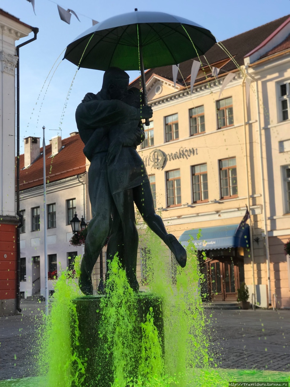 Фонтан перед ратушей построили сразу после Великой Отечественной войны, но лишь в 1998 году добавили скульптурную композицию целующихся студентов. Вода подаётся в конструкцию зонта, бьёт струями из-под фигур студентов, а подсветка создаёт эффект водопада. Тарту, Эстония