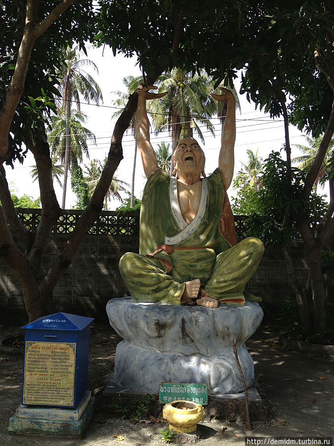 Начинается все довольно безобидно: сначала проходим по аллее, вдоль которой стоят стоят статуи разных китайских святых.