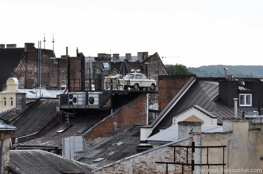 Автомобиль на крыше – обычное для Львова дело, тем более, что это крыша очень интересного кафе – «Дома легенд». Львов, Украина