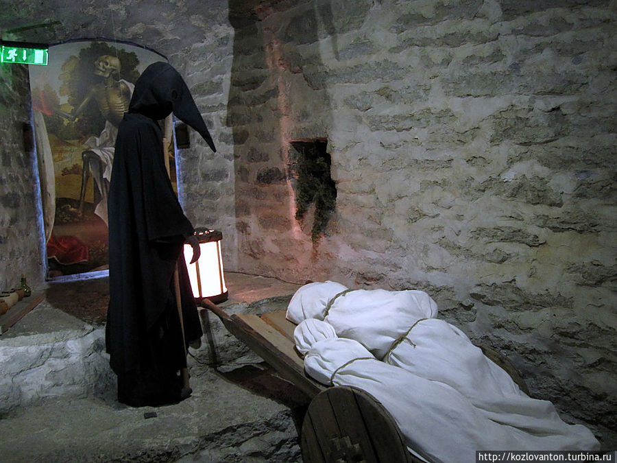 Не все осужденные доживали до окончания наказания. И вот печальный итог. Хотя некоторые историки считают, что в белые покрывала завернуты жертвы эпидемии чумы.