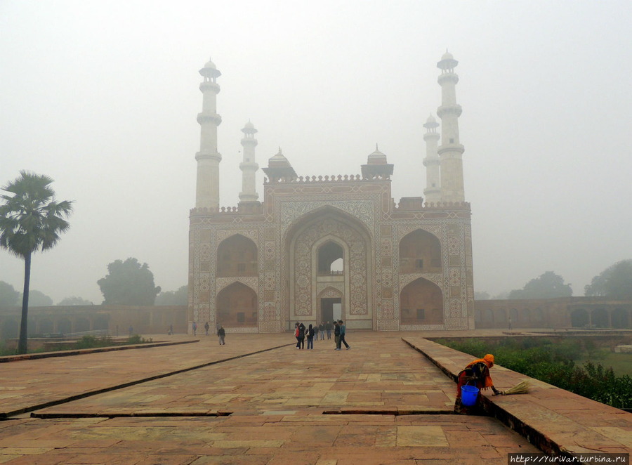Вид на входные ворота изнутри мемориального комплекса Агра, Индия