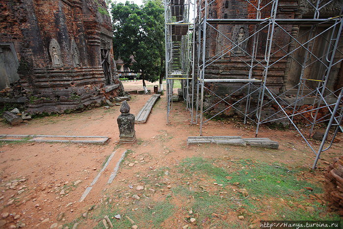 Храм Лолей. Северо-западная (слева) и северо-восточная (справа) башни. Фото из интернета Ангкор (столица государства кхмеров), Камбоджа