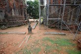 Храм Лолей. Северо-западная (слева) и северо-восточная (справа) башни. Фото из интернета