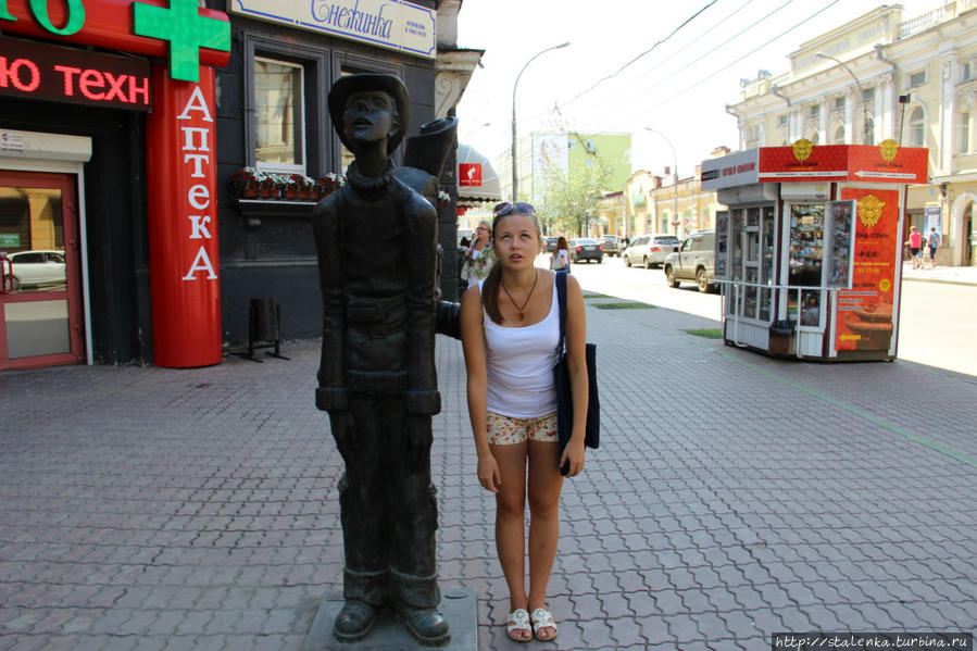 Памятник туристу, смотрящему на самую дорогую гостиницу города. озеро Байкал, Россия