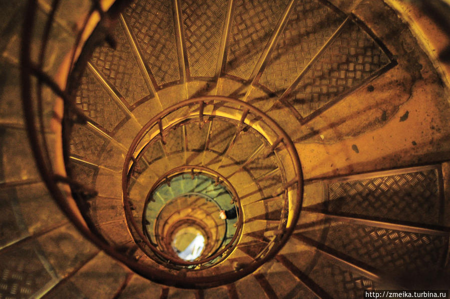 Лестницы арки — сверху вниз... Париж, Франция