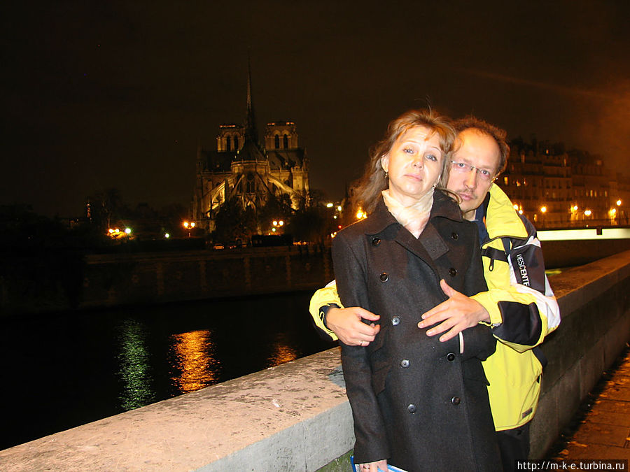 Вид на Собор Парижской Богоматери с острова Сен Луи