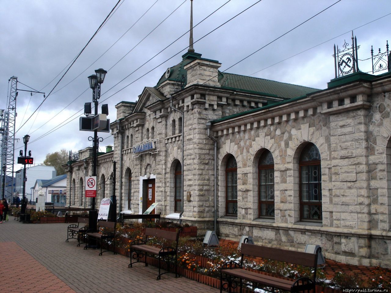 Уникальное здание вокзала в Слюдянке, построенное целиком из мрамора Россия