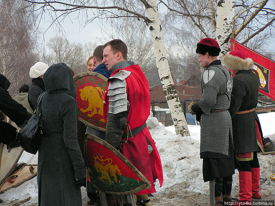 Ратоборцы перед показом боя в Суздале Суздаль, Россия