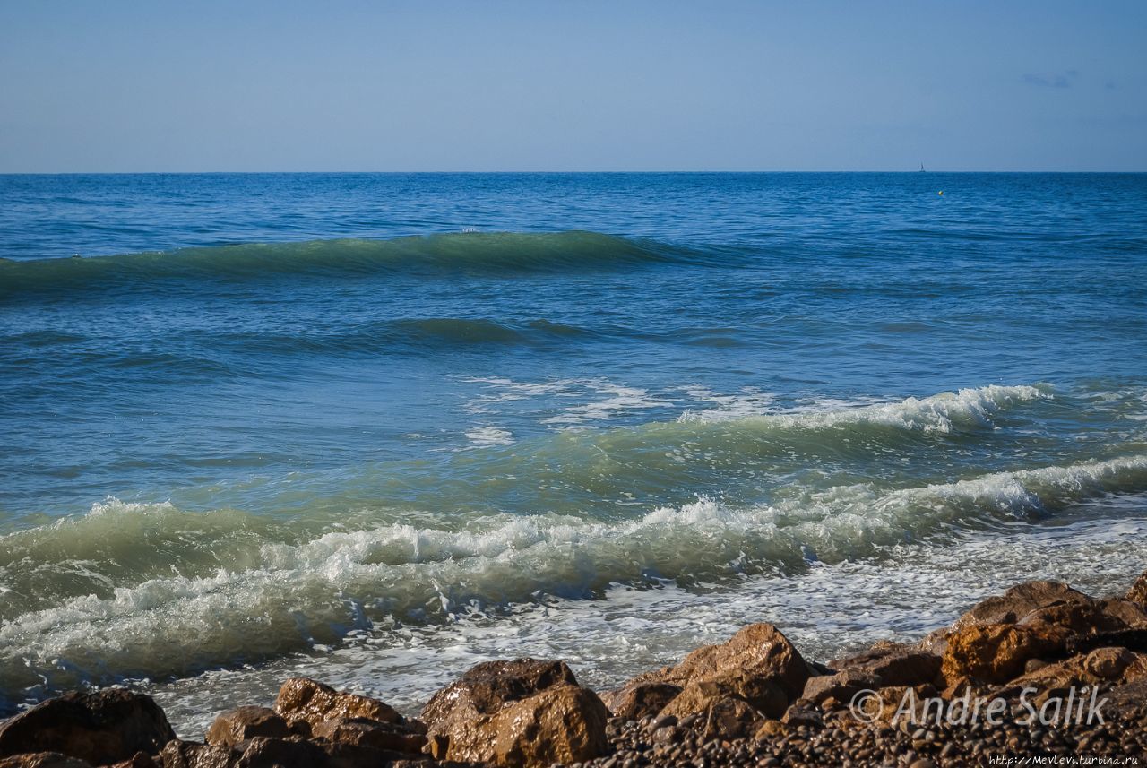 Прибой на Средиземном Ситжес, Испания