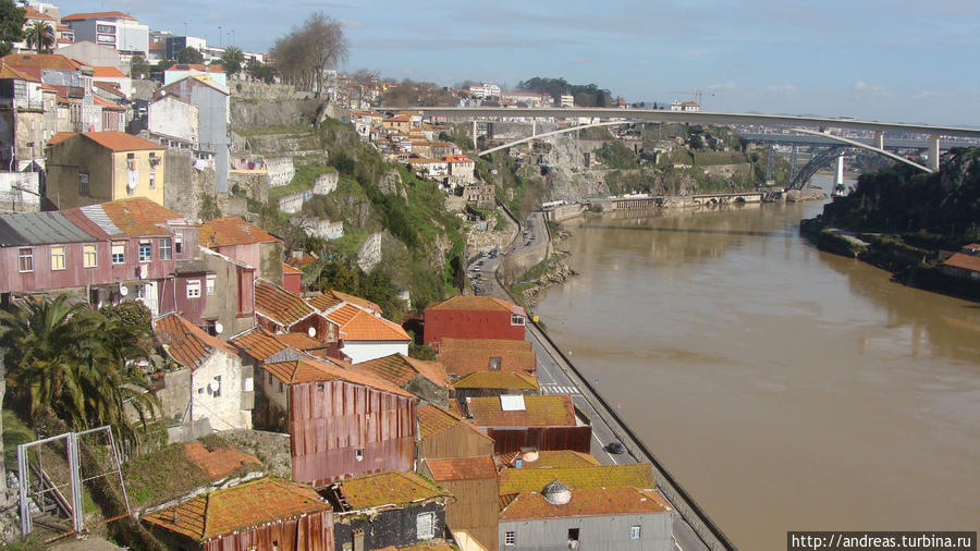 Вид с моста Луиша 1 на реку Дору Порту, Португалия