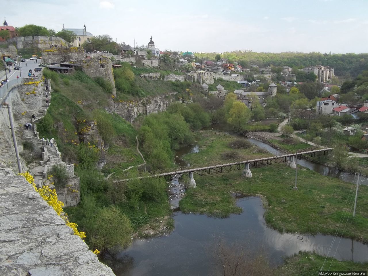 Каньон Смотрича (этажей 7-8 глубиной) , правее русская брама и казармы (1788-91гг.) Каменец-Подольский, Украина