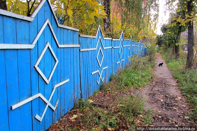 Деревянный забор, тоже типовой. В городе несколько раз встречаются заборы именно с таким узором. Йошкар-Ола, Россия