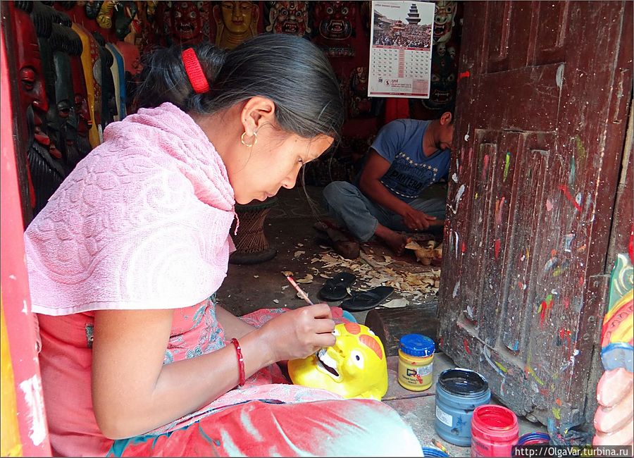 А в этой мастерской раскрашивали уже готовые изделия Чангу-Нароян, Непал