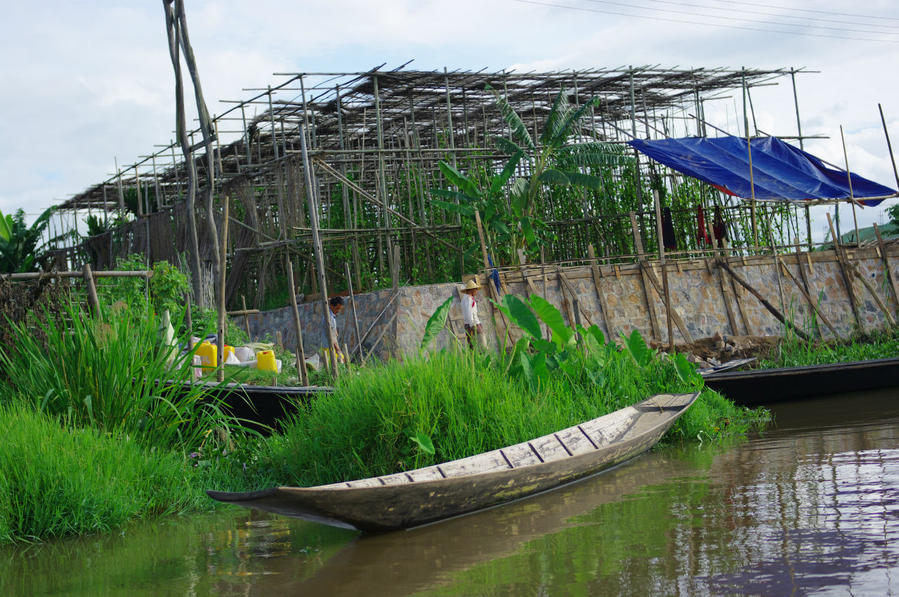 А вот здесь, предприимчивые местные выращивают коноплю. Только это секрет! Озеро Инле, Мьянма