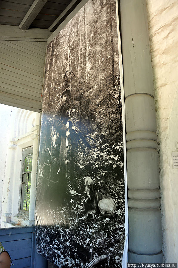 У входа встречает фотография основателя экспозиции Н.В.Кузнецова