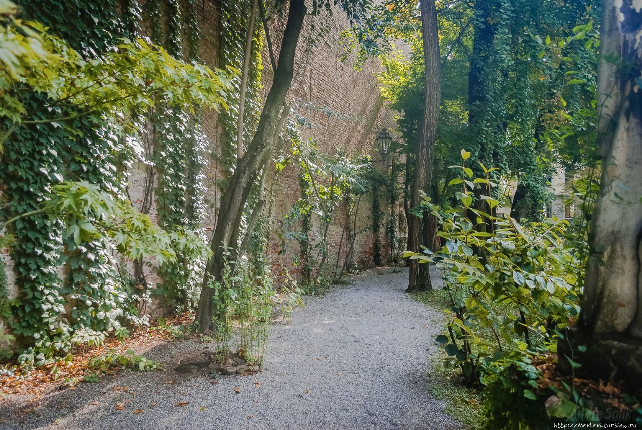 Сад наслаждений и Виноградник Леонардо Милан, Италия