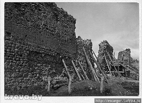Ян Булгак стал свидетелем укрепления стен замка в 1930-х годах. Похоже, поляки думали сделать реставрацию этого замка в межвоенное время. Крево, Беларусь