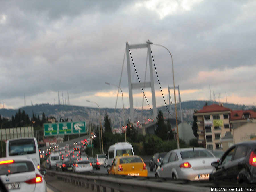 Пробка на мосту и перед ним длиной 8 км Стамбул, Турция