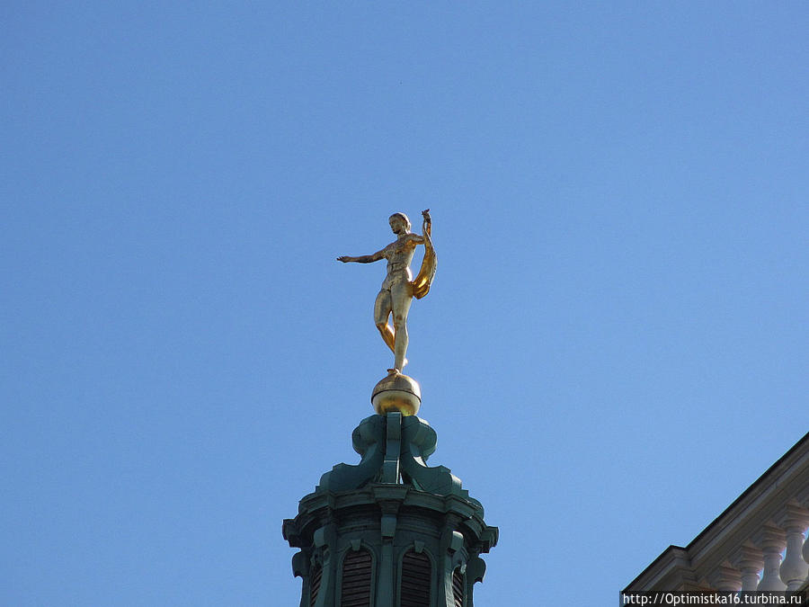 50 метров над Берлином: статуя богини Фортуны на куполе Старого дворца в Шарлоттенбурге Берлин, Германия