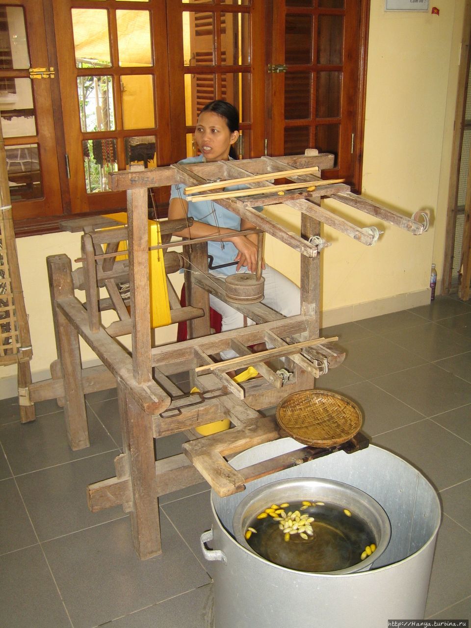Перевал Хайван.  Фабрика шелковых изделий. Процесс прядения нитей Дананг, Вьетнам