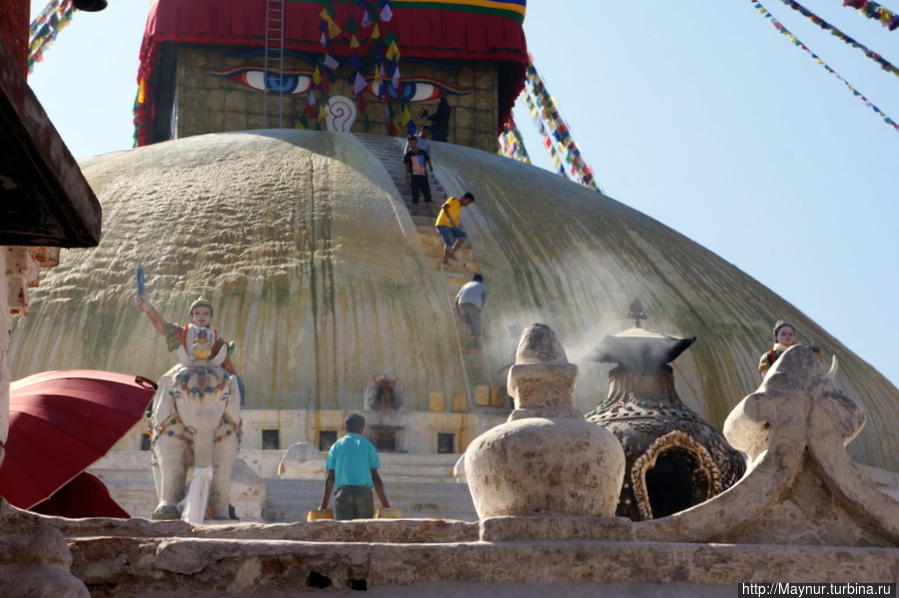 Но  мы  были    далеко  не  первыми.  Вокруг  бурлила  жизнь,  двигались  немногочисленные  паломники.  рабочие  поднимали  на  самую  верхушку  ступы  ведра  с  краской, Катманду, Непал