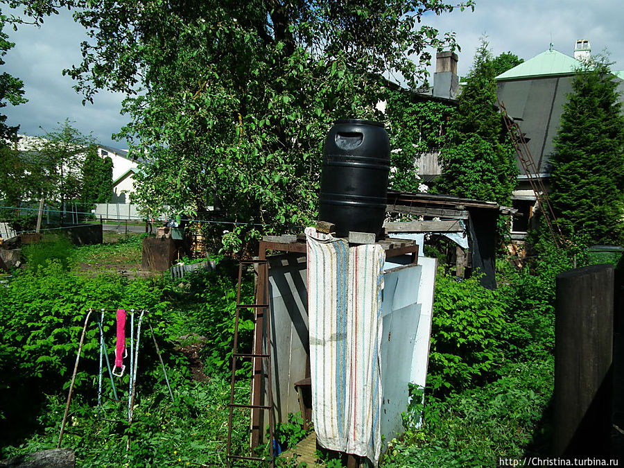 Большинство деревянных домой в районе без удобств. Есть даже вот такие подтверждения этому — летний душ прямо во дворе. 

Не забудьте, речь идет о 