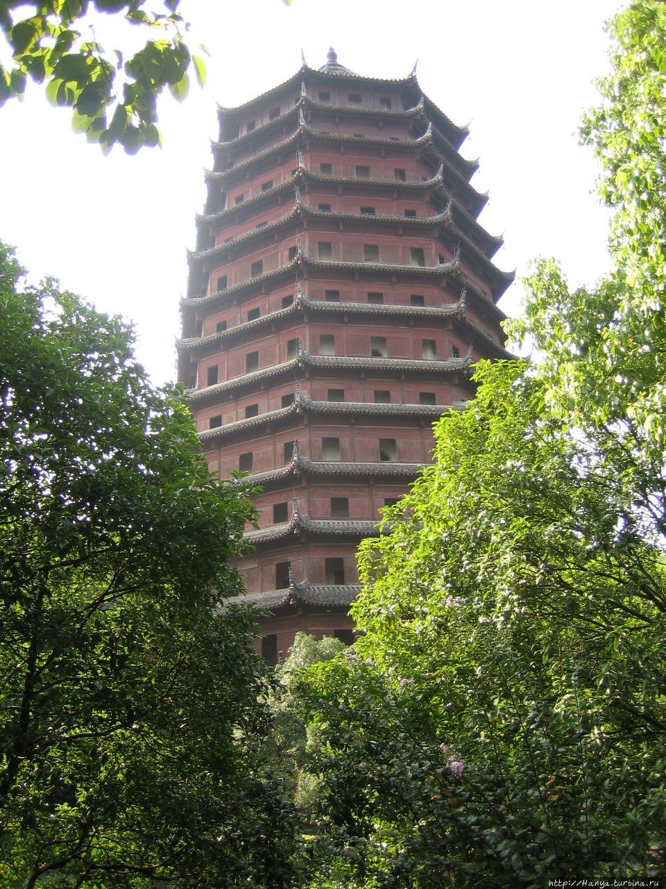 Пагода 6 гармоний Люхэта (12 в.) в честь высших богов буддийского пантеона. 8-угольная пагода имеет 13 ярусов. Высота 60 м Ханчжоу, Китай