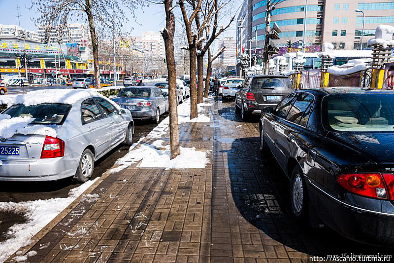 Обратите внимание, как паркуются пекинцы. Непонятно, как машины справа будут выезжать. Кстати ездят они еще хуже, чем паркуются Пекин, Китай