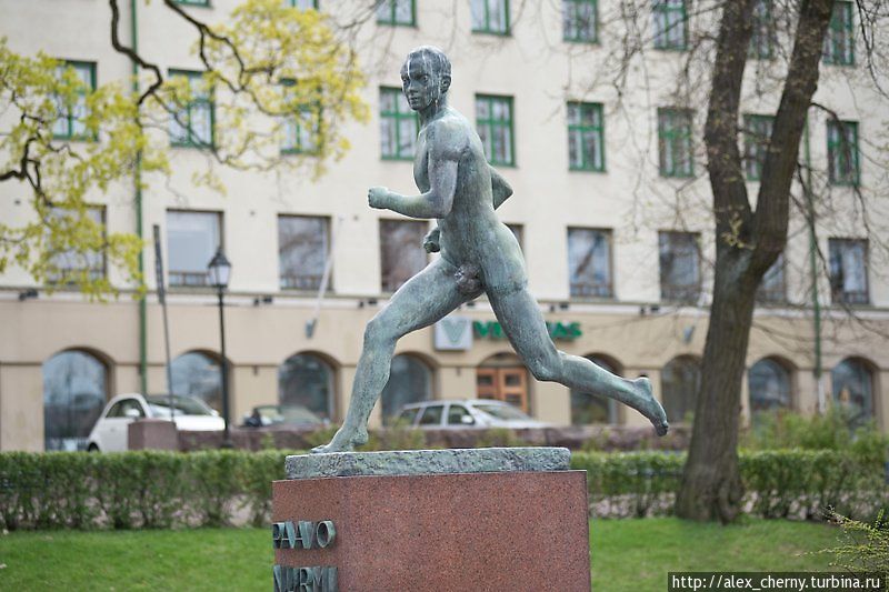 памятник легендарному Финскому бегуну Пааво Нурми, устанавливавший мировые рекорды 22 раза 
( кстати в Лозанне у музея Олимпийских Игр стоит такой же) Турку, Финляндия