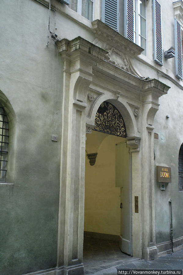 На улице Stalloreggi надо искать вот такую арочку, а в ней уже вход в зальчик с ресепшионом. Сиена, Италия