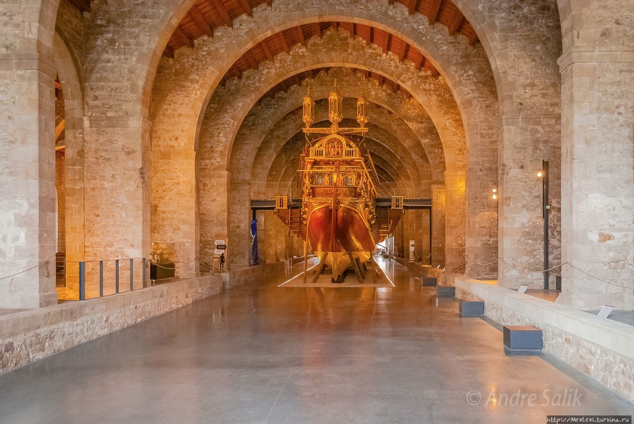 Один из самых важных экспонатов музея — полноразмерная реплика испанской галеры «Real» (с исп. — «Королевская»), флагманского корабля флота Священной лиги в битве при Лепанто. Барселона, Испания