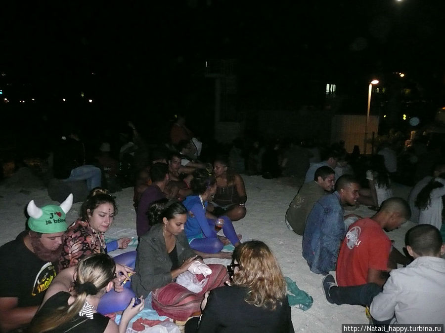 более 30 тысяч зрителей на городском пляже ожидают финальное зрелище — сожжение главной фигуры и фейерверк