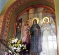 Преподобный Иов Почаевский с ангелами открывает галерею святых угодников в коридоре Пещерной церкви