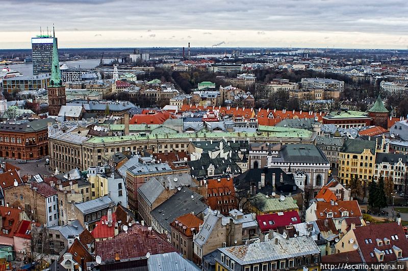 Вид на Старый город Риги с церкви Св. Петра Рига, Латвия