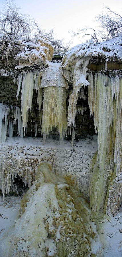 Водопад Валасте другой зимой. Вертикальная панорама Валасте, Эстония