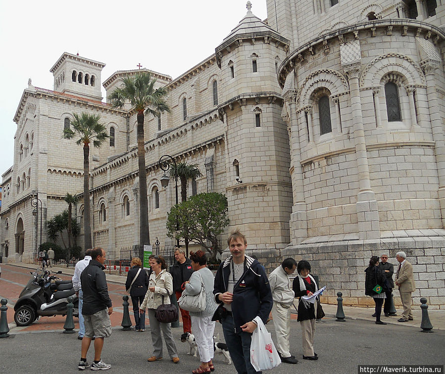 Кафедральный Собор Св. Николая.

Этот Собор расположен в районе Монако-Вилле в 200-х метрах от Океанографического музея.
 Воздвигнут в 1875 г. 
Стены Собора становятся ещё белее с каждым дождём ,т.к. камень. использовавшийся при возведении Собора имеет особенность отбеливаться от дождевой воды.